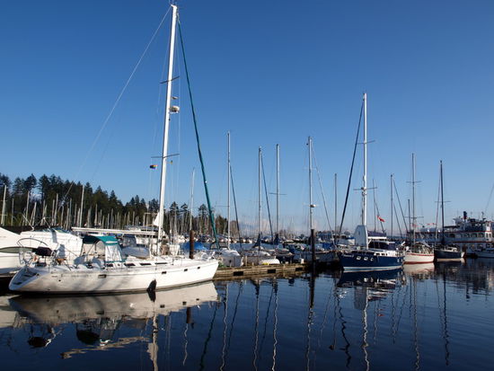 Coal Harbour, links Stanley Park