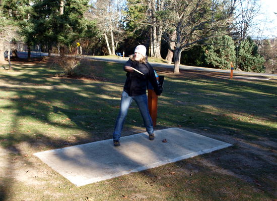Am Abschlag oder besser gesagt am  Abwurf 14!!  Das Weiße in meiner Hand ist die "Frisbeescheibe" genannt Disc.