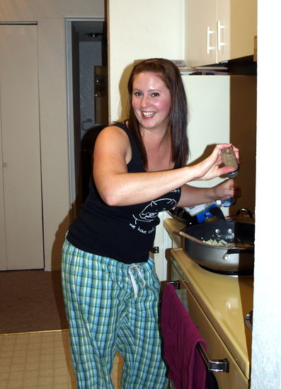 Jessica beim Stirfry kochen