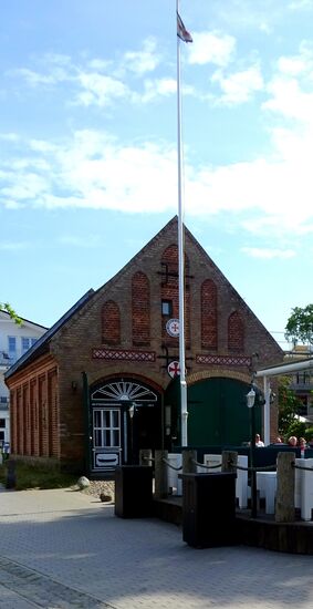 ...sogar vor dem alten Rettungsschuppen, nun ein Lokal mit Biergarten. Der Schuppen wurde nach der Zerstörung durch eine Sturmflut in 1868 im Jahre 1873 wieder errichtet, weiteres siehe unten......
