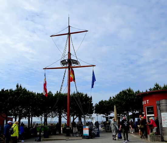 Zugang zur Brücke, wie immer voll