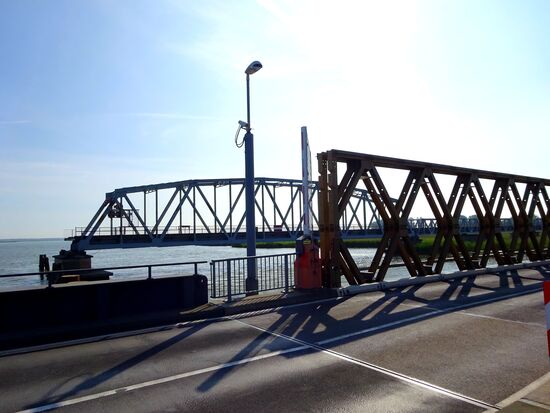 Ūber die Meiningenbrücke gelangt man aufs Festland
