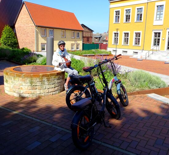 Im gelben Gebäude, das Vineta Bürgerhaus mit Touristinfo und Stadtbibliothek