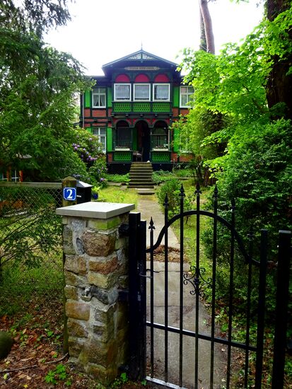 Durch den Ort auch an dieser schönen alten Villa vorbei