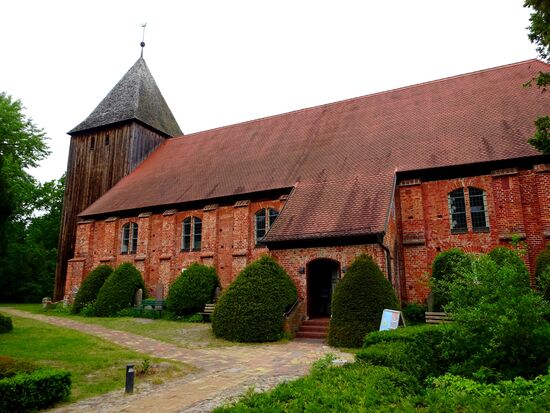 Alte Seemannskirche - Die Kirche von Prerow ist die einzige, die in der Schwedenzeit entstand, als Zingst und Darß zu Schwedisch-Vorpommern gehörten. Sie wurde von 1726 bis 1728 als Fachwerk­kirche errichtet und zwischen 1740 und 1830 in eine Backstein­kirche umgebaut.