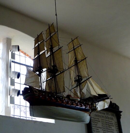 Der Innenraum dieser Kirche ist auch mit Schiffsmodellen geschmückt. In der Vergangenheit gehörten diese "Votivschiffe" zum Inventar des Gotteshauses und waren meist Spenden von Seeleuten, die schwere Stürme überlebt hatten und auf diese Weise Gott dafür danken wollten.