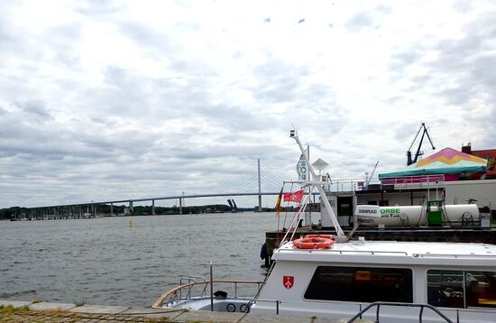 Blick auf die Rügenbrücke....im letzten Herbst hatten wir von der Brücke aus auf Stralsund geblickt, als wir auf dem Heimreise von Rügen waren