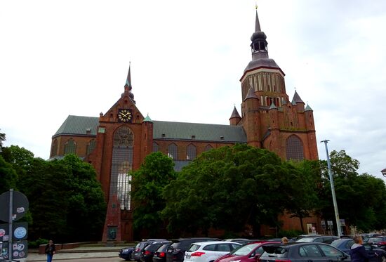 Nun gehts in die St. Marienkirche.......
eine 3-schiffige Kirche und die grösste Stralsunds. Die Basilika wurde 1298 erstmals erwähnt und gilt als Meisterwerk der Spätgotik. Von 1549 bis zur Zerstörung der Spitze durch einen Blitzeinschlag im Jahre 1647 war es mit 151m das weltweit höchste Gebäude. Der heute nur noch 104m hohe Turm kann besichtigt werden.