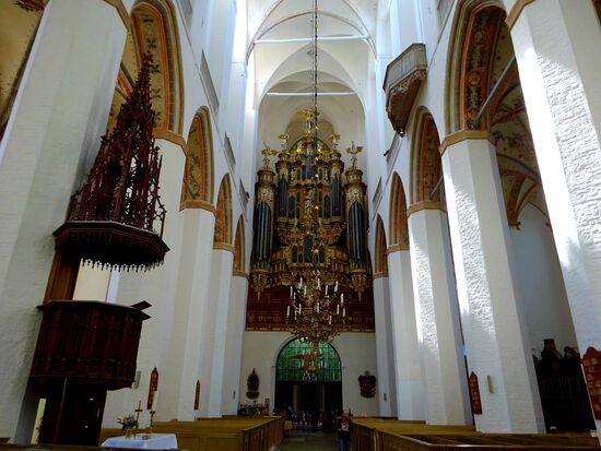 Die Orgel der Marienkirche zu Stralsund mit 51 Registern wurde
1653 bis 1659 von Friederich Stellwagen erbaut und in einem mehr als 20m hohem Gehäuse untergebracht.