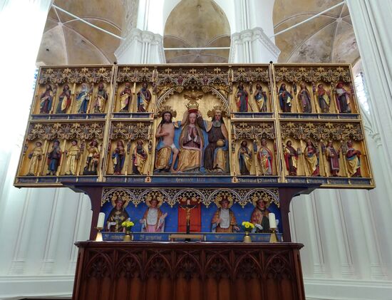 Marienkrönungsaltar, er wurde vor 1498 angefertigt und wurde 1971 von der Dorfkirche Semlow nach Stralsund gebracht und dort restauriert. Erst in 1995 wurde er hier aufgestellt und nach einer weiteren Sanierung in 1999 wieder eingeweiht.