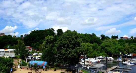 Blick von der Autobrücke über den Elbe-Lübeck-Kanal auf den Yachthafen