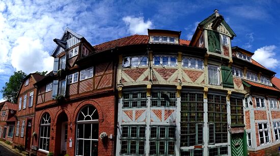 Viele hübsche Stein- und Fachwerkhäuser