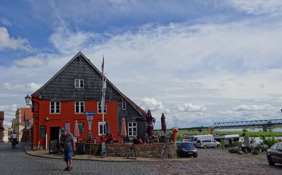 Im Hintergrund die Elbe mit Brücke für Autos und Bahnverkehr