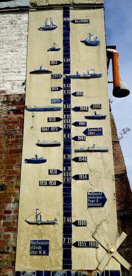 Hochwasserpegel, gefertigt von Töpferei Scherling in 1996, wird immer wieder aktualisiert