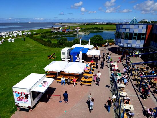 Blick hinunter, ziemlich voll hier, aber wird auch viel angeboten,  Gastronomie und mehr.....