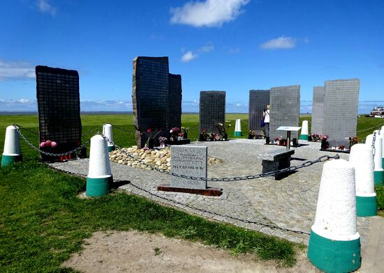 Direkt beim Hafen die Gedenkstätte "Meeresblick" unter Verwaltung der Seebestattungs-Reederei Norddeich. An den Stelen sind kleine Plaketten mit Angaben zu den Verstorbenen angebracht, deren Asche im Meer die letzte Ruhe fanden.