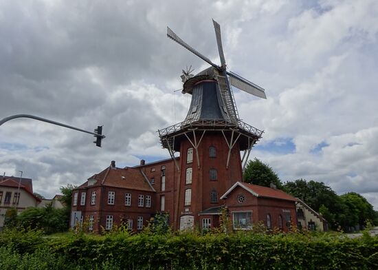 Deichmühle Bj. 1900, Getreidemühle, wurde erst in 1974 von der Familie Wagener aus Papenburg erworben, dient heute als Museumsmühle