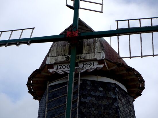 Frisiamühle, wurde 1987 wieder neu aufgebaut. Nach vorheriger Terminvereinbarung Besichtigung möglich. Ausstellung von alten Maschinen und Werkzeugen  aus dem Bäckereihandwerk