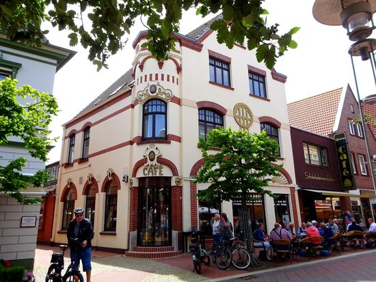 Café ten Cate, gegründet 1878, feinste Konditoreierzeugnisse und auch Schauplatz der Ostfriesenkrimis von Klaus-Peter Wolf