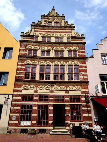 Noch in der Fussgängerzone steht auch das unter Denkmalschutz stehende Schöninghsche Haus aus dem 16. Jh., erbaut nach niederländischen Patrizierhäusern der Rainessance. Abriss drohte in 1963 wegen Beschädigungen. Der konnte verhindert werde, das Gebäude wurde durch den Käufer Wucherpfennig restauriert.