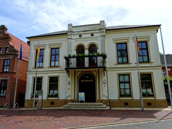 Rathaus, seit 1884 Sitz der Stadtverwaltung, Anno 1855 liess der mennonitische Prediger van der Hülst das alte Gebäude abreissen und das jetzige errichten. Sein Sohn erbte das Gebäude und verkaufte es 1884 an die Stadt.