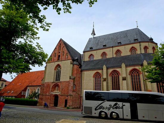 Ludgerikirche, erbaut in 3 Bauabschnitten, vom 13.- Mitte 15. Jh., 80 m lang und der grösste mittelalterliche Sakralbau Ostfrieslands.