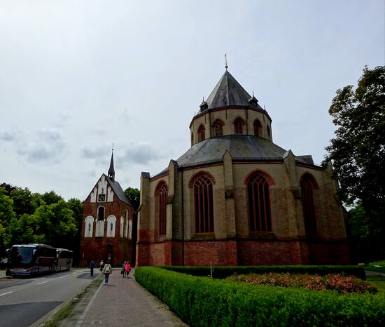 Im  Hintergrund der einzeln stehende Glockenturm