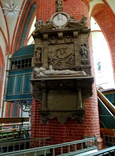 Zum Gedenken an den ostfriesischen Häuptling Unico Manninga, 1529-1588, wurde 1678 von Nachfahren in dieser Kirche errichtet. Seine und die Geschichten der Häuptlinge Ostfrieslands sind recht umfangreich,  zuviel für diesen Bericht, aber kann man bei Interesse nachlesen!