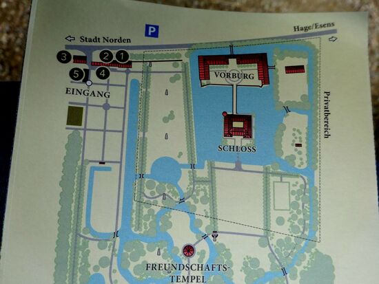 Am Parkplatz erstmal einen Flyer mit Plan mitgenommen. Weiter als zum Freundschaftstempel, sind wir nicht gegangen