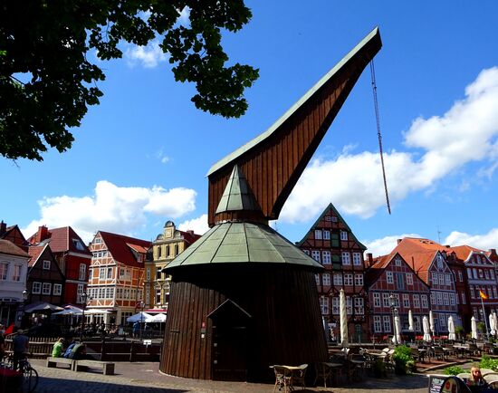 Holzkran am Fischmarkt, ein Nachbau von 1977, mit Blick auf den Hansehafen
Innen 2 riesige Räder, die mit Muskelkraft betrieben wurden und zum Löschen der Ladung dienten.