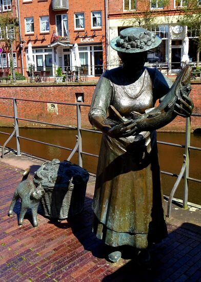 Seit 35 Jahren steht die bronzene Statue am Hansehafen und erinnert an „Mutter Flint“. Der Künstler Friedrich Josef Müller-Belecke hat die Statue erschaffen. Mutter Flint wurde über 90 Jahre alt, 1861 geboren und gab erst mit 88 Jahren ihren Fischverkauf auf.