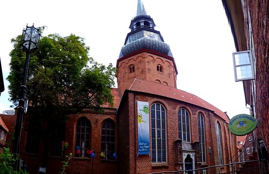St. Cosmae et St. Demiani Kirche, direkt beim Rathaus, leider geschlossen. Der Bau ist das Ergebnis von Neu- und Umbauten 13.-17. Jh. 
Die als Heilige verehrten Namensgeber waren die Zwillingsbrüder Cosmos und Demian, da sie die Menschen als Ärzte kostenlos behandelten. Sie starben im Zuge der Christenverfolgung Anno 303 als Märtyrer.
Erstmals urkundlich erwähnt wurde der Name der Kirche im Jahre 1132.