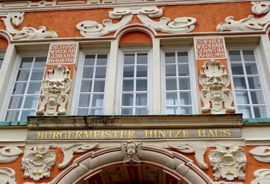 Es ist nach dem ursprünglichen Besitzer, dem Stader Bürgermeister (1617–1646), Reeder und Kaufmann Heino Hintze benannt, der 1621 die prachtvolle Hausfront so erbauen ließ.
Das Gebäude wurde 1930 wegen Baufälligkeit (Überschwemmungen, schlechtes Fundament) abgerissen und die Fassade mit dem gesicherten alten Material 1932/33 wiederaufgebaut; dahinter entstand ein Neubau.