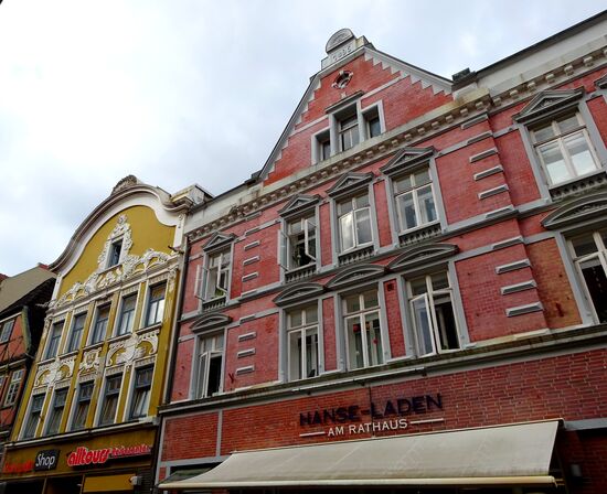Immer wieder reich verzierte Fassaden und Giebel