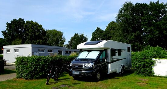 Unser grosszügiger Platz