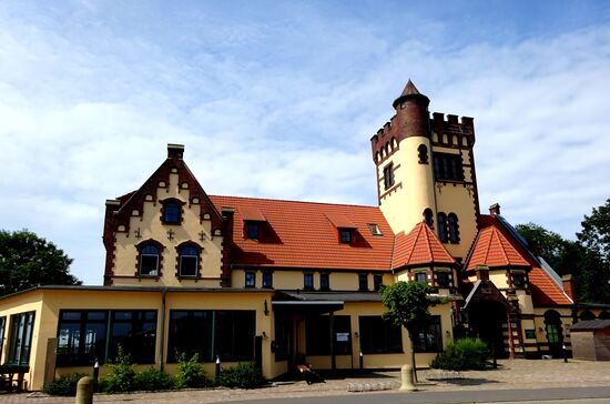 Weserschlösschen in Blexen, direkt am Fährhafen nach Bremerhaven