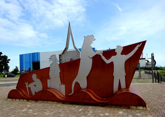 Die Blexen Skulptur, links der Werftarbeiter, als Gedenken an den Niedergang der Frerichswerft, danach die Frau mit den 2 Koffern, soll an die Auswanderungszeit erinnern, und zuletzt Roy Horn mit seinem weissen Königstiger "Montecore", geboren in Nordenham am 3. 10. 1944  (+2020), der mit seinem Partner Siegfried Weltruhm erlangte