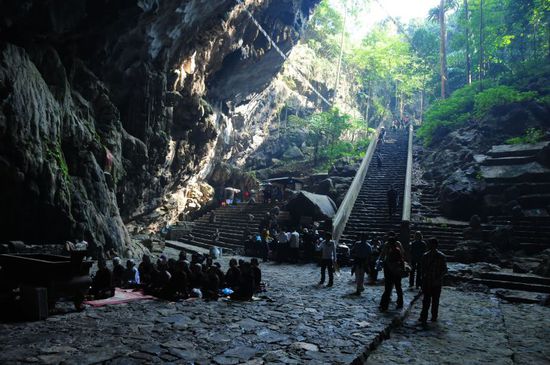 Von hier aus ging es noch einmal bergab zur eigentlichen Pagode, Fotoverbot!
