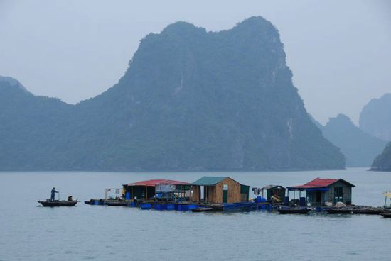 Von diesen schwimmenden Dörfern gibt es viele.