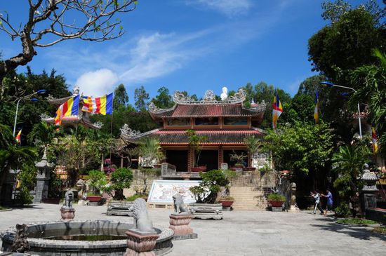 Long-Son-Pagode, oben sieht man den Kopf vom weissen Buddha.