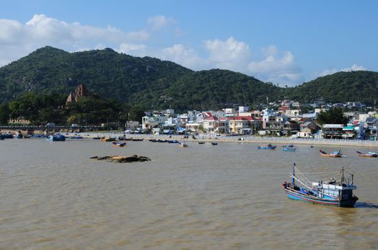 Links im Bild ist der Tempel Po Nagar