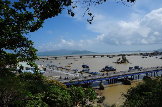 Blick vom Tempel auf Fischereihafen