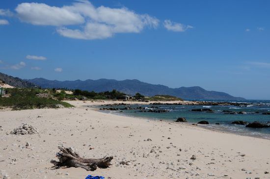 Einsamer Strand direkt an der Busstation