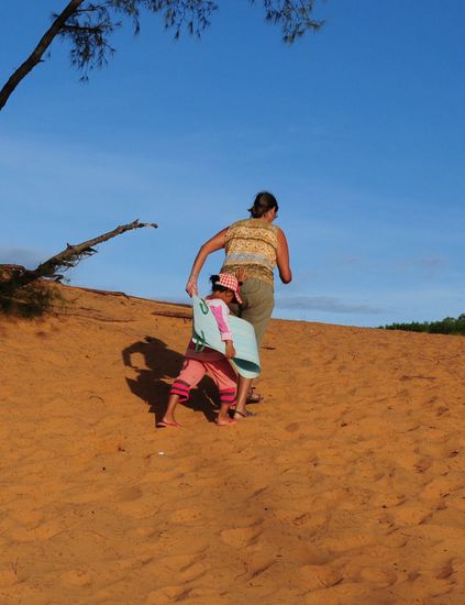Anschubhilfe auf die roten Dünen
-die Kleine war 6, sprach perfekt Englisch und das alles ohne Schule-