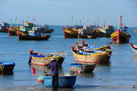 Im Vordergrund 2 Korbboote
