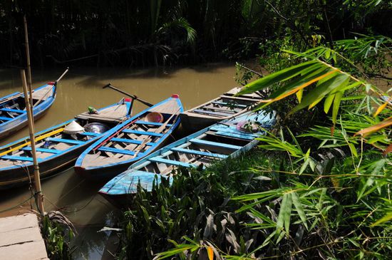 In diese kleinen Boote mussten wir