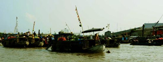 Markttreiben, die typischen Holzschiffe