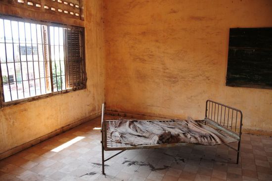 Grosse Zelle mit Eisenbett