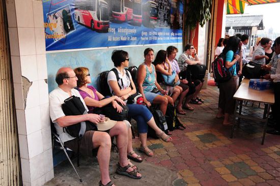 Warten an der Busstation