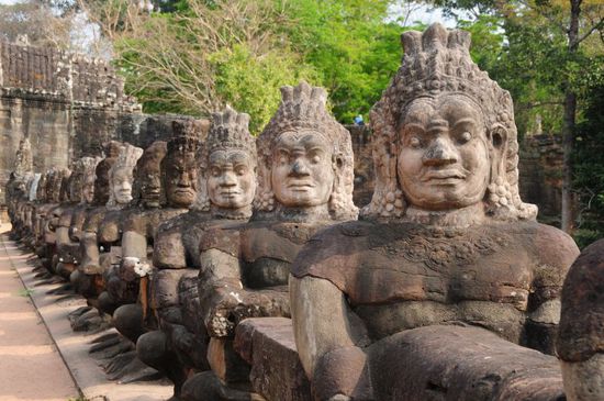 Brücke zum Südtor des Angkor Thom